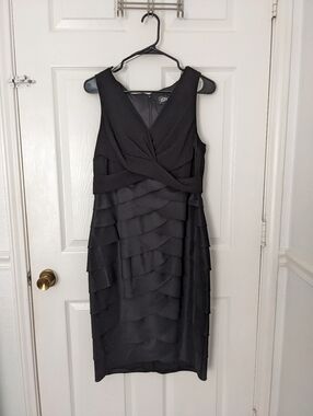 Adrianna Papell Black Sleeveless V-Neck Tiered Midi Dress